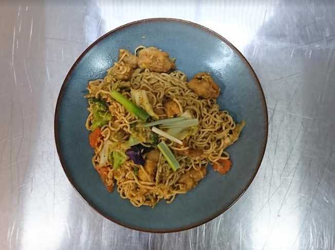 6 - Stegte nudler med kylling Lækkert thai mad med stegte nudler og kylling