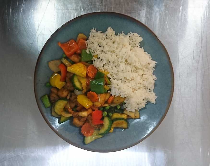 Menu 4 - Sweet and sour fried Menu 4 - Sweet and sour fried Sød og sur stegt ret er en hybridret, der er påvirket af det kinesiske køkken. og krydret med vestlig smag Men det er krydret til at tilføje mere surt og sødt efter thailændernes smag. Hovedingredienserne er anmas, agurk, løg, hvidløg, rød-gul-grøn peber, gulerødder stegt med hjemmelavet sovs.