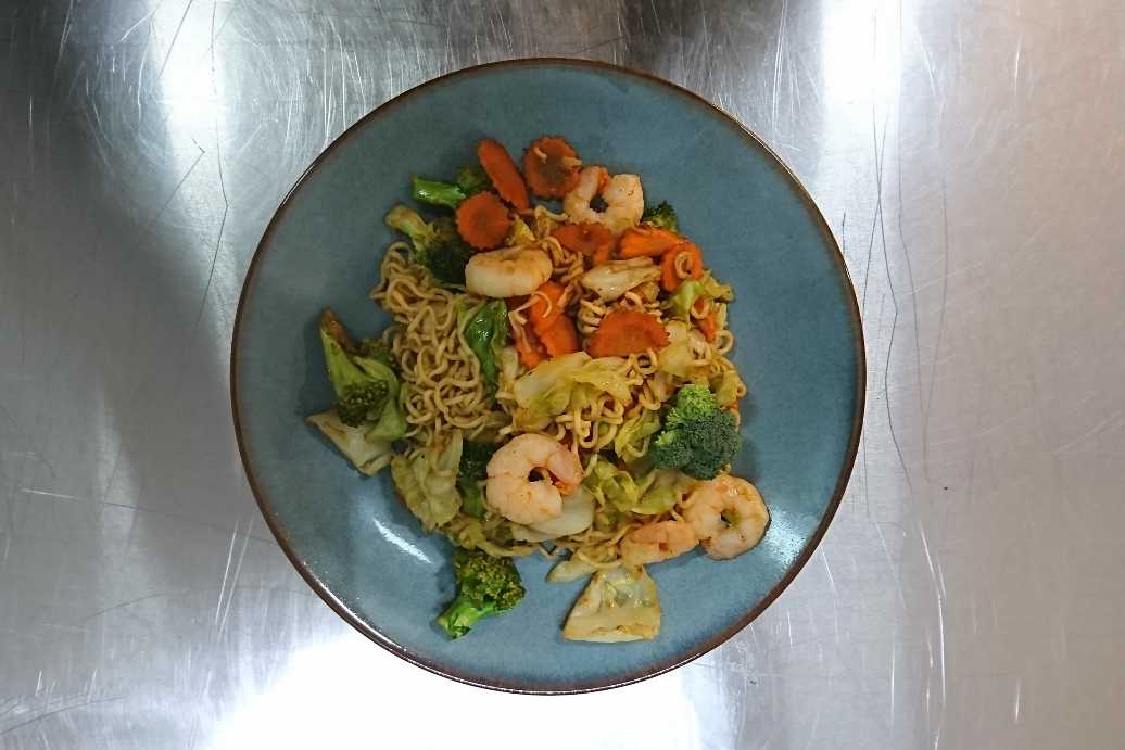 Thai mad med stegte nudler med rejer og grøntsager
