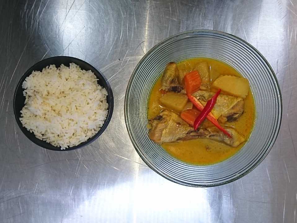Massaman Karry Massaman Karry er tilberedt med KOKOSMÆLK OG KYLLING, tilbehør er ris