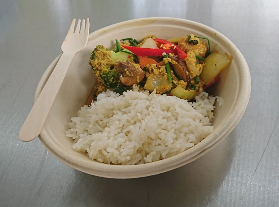 Menu 10 - Stegt kylling med karry Lækker primær økologisk thai mad tilberedt fra bunden