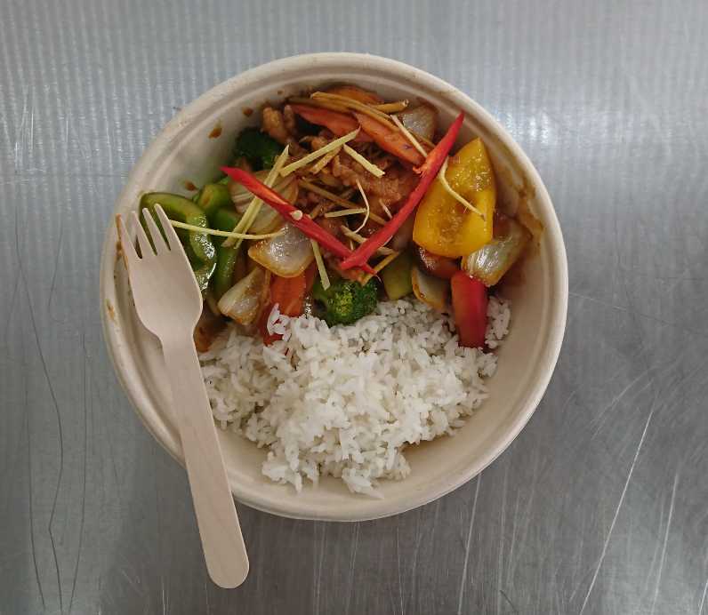 Menu 12 - Stegt kylling med ingefær Lækker festival thai mad tilberedt fra bunden med primære økologiske indgdrienser