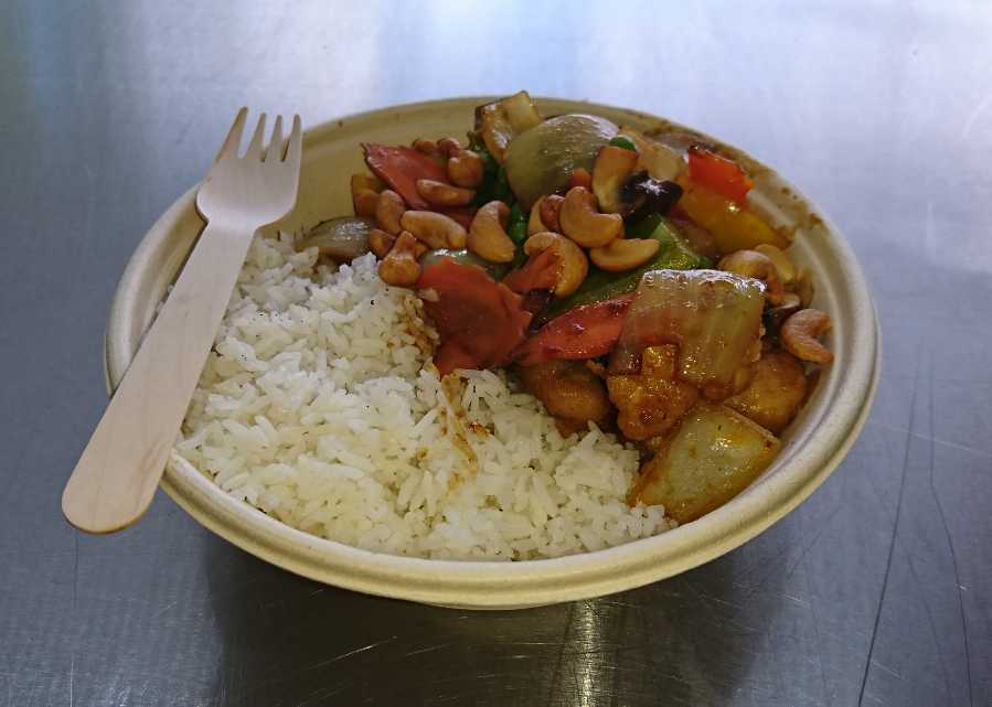 Menu 4 - Stegt kylling med cashewnødder Foodtrucken tilbereder lækker økologisk thai mad som feks. stegt kylling med cashewnødder