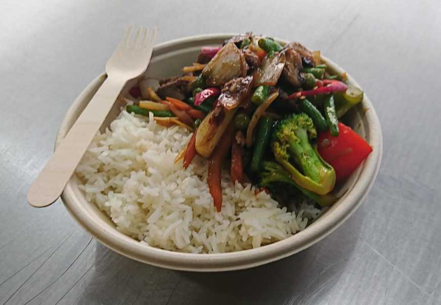 14 - Phat Kar Khing Thaimad lavet i foodtruck. feks menu 14 - Phat Kai Khing